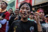 Seorang Tatung (dukun yang kerasukan arwah leluhur) melakukan atraksi saat mengikuti perayaan Festival Cheng Ho 2024 di kawasan Pecinan Semarang, Jawa Tengah, Minggu (4/8/2024). Atraksi ritual Tatung Dayak Kalimantan Barat tersebut dalam rangka perayaan memperingati kedatangan Sam Poo Tay Djien atau Laksamana Cheng Ho ke-619 di Kota Semarang sekaligus mengenalkan akulturasi budaya Nusantara dengan Tionghoa. ANTARA FOTO/Makna Zaezar/tom. 