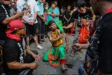 Seorang Tatung (dukun yang kerasukan arwah leluhur) melakukan atraksi saat mengikuti perayaan Festival Cheng Ho 2024 di kawasan Pecinan Semarang, Jawa Tengah, Minggu (4/8/2024). Atraksi ritual Tatung Dayak Kalimantan Barat tersebut dalam rangka perayaan memperingati kedatangan Sam Poo Tay Djien atau Laksamana Cheng Ho ke-619 di Kota Semarang sekaligus mengenalkan akulturasi budaya Nusantara dengan Tionghoa. ANTARA FOTO/Makna Zaezar/tom. 