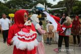 Komunitas pecinta hewan, Indonesia Cat Association (ICA) dan Cat Lovers menggendong kucing  dengan mengenakan kostum  bernuansa merah putih saat pembagian bendera di depan Monumen Replika Pesawat RI-001 Seulawah , Lapangan Blang Padang, Banda Aceh, Aceh,  Minggu (4/8/2024). Komunitas pecinta kucing, ICA dan Cat Lover  di daerah itu membagikan sebanyak 500 lembar bendera merah putih berbagai ukuran kepada pengunjung dalam rangka menyamabut HUT  ke 79  Kemerdekaan Republik Indonesia. ANTARA FOTO/Ampelsa.