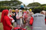 Komunitas pecinta hewan, Indonesia Cat Association (ICA) dan Cat Lovers menggendong kucing  dengan mengenakan kostum  bernuansa merah putih saat pembagian bendera di depan Monumen Replika Pesawat RI-001 Seulawah , Lapangan Blang Padang, Banda Aceh, Aceh,  Minggu (4/8/2024). Komunitas pecinta kucing, ICA dan Cat Lover  di daerah itu membagikan sebanyak 500 lembar bendera merah putih berbagai ukuran kepada pengunjung dalam rangka menyamabut HUT  ke 79  Kemerdekaan Republik Indonesia. ANTARA FOTO/Ampelsa.