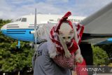 Komunitas pecinta hewan, Indonesia Cat Association (ICA) dan Cat Lovers menggendong kucing  dengan mengenakan kostum  bernuansa merah putih saat pembagian bendera di depan Monumen Replika Pesawat RI-001 Seulawah , Lapangan Blang Padang, Banda Aceh, Aceh,  Minggu (4/8/2024). Komunitas pecinta kucing, ICA dan Cat Lover  di daerah itu membagikan sebanyak 500 lembar bendera merah putih berbagai ukuran kepada pengunjung dalam rangka menyamabut HUT  ke 79  Kemerdekaan Republik Indonesia. ANTARA FOTO/Ampelsa.