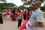 Komunitas pecinta hewan, Indonesia Cat Association (ICA) dan Cat Lovers menggendong kucing  dengan mengenakan kostum  bernuansa merah putih saat pembagian bendera di depan Monumen Replika Pesawat RI-001 Seulawah , Lapangan Blang Padang, Banda Aceh, Aceh,  Minggu (4/8/2024). Komunitas pecinta kucing, ICA dan Cat Lover  di daerah itu membagikan sebanyak 500 lembar bendera merah putih berbagai ukuran kepada pengunjung dalam rangka menyamabut HUT  ke 79  Kemerdekaan Republik Indonesia. ANTARA FOTO/Ampelsa.