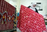 Pengusaha batik Aulya Rishmawati melipat kain batik bernuansa merah putih di rumah produksi Batik Blimbing, Malang, Jawa Timur, Senin (5/8/2024). Permintaan batik bernuansa warna merah putih dengan motif tari topeng Malangan tersebut meningkat dari 90 lembar menjadi 110 lembar per bulan yang dijual ke berbagai kota di Indonesia maupun mancanegara dengan harga Rp175 ribu hingga Rp1,8 juta per lembar. Antara Jatim/Ari Bowo Sucipto/um