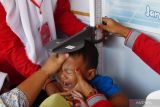 Petugas Posyandu mengukur tinggi badan anak balita saat pelaksanaan monitoring dan evaluasi Bulan Timbang Balita dan Bulan Vitamin A di Kabupaten Madiun, Jawa Timur, Selasa (6/8/2024). Kegiatan tersebut untuk memantau pertumbuhan dan perkembangan anak balita sebagai upaya menekan angka stunting di Kabupaten Madiun yang saat ini 6,53 persen ditargetkan turun menjadi 6 persen pada akhir tahun 2024. Antara Jatim/Siswowidodo/um 