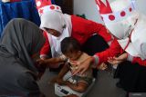 Petugas Posyandu menimbang berat badan anak balita saat pelaksanaan monitoring dan evaluasi Bulan Timbang Balita dan Bulan Vitamin A di Kabupaten Madiun, Jawa Timur, Selasa (6/8/2024). Kegiatan tersebut untuk memantau pertumbuhan dan perkembangan anak balita sebagai upaya menekan angka stunting di Kabupaten Madiun yang saat ini 6,53 persen ditargetkan turun menjadi 6 persen pada akhir tahun 2024. Antara Jatim/Siswowidodo/um 