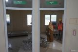 Plt Direktur Rumah Sakit Umum Daerah (RSUD) Aceh Besar dr Susi Mahdalena (kedua kanan) berbincang dengan pekerja saat proses renovasi kamar rawat inap khusus atlet yang cidera saat Pekan Olahraga Nasional (PON) XXI Aceh-Sumut di Indrapuri, Aceh Besar, Aceh, Senin (5/8/2024). Rumah sakit umum tersebut menyiapkan ruang perawatan medis khusus atlet dan tim ofisial PON XXI yang cidera, mulai dari layanan ruang IGD, ruang tindakan darurat, dan ruang rawat inap, dengan kapasitas 17 tempat tidur serta berbagai fasilitas penunjang lainnya, dan sementara dilakukan renovasi skala kecil guna memberi kenyamanan bagi pasien saat PON XXI pada 8-20 September 2024. ANTARA FOTO/Khalis Surry