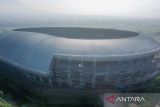 Foto udara Stadion Gelora Bandung Lautan Api, Gedebage, Bandung, Jawa Barat, Selasa (6/8/2024). Menteri Keuangan Sri Mulyani Indrawati mengatakan, pemerintah menggelontorkan dana Anggaran Pendapatan dan Belanja Negara (APBN) tahun 2024 senilai Rp2,87 triliun untuk renovasi dan pembangunan 21 stadion yang diantaranya adalah Stadion Gelora Bandung Lautan Api sebesar Rp40,45 miliar dan progres telah mencapai 82,67 persen. ANTARA FOTO/Raisan Al Farisi/agr