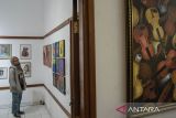 Pengunjung melihat karya lukisan pada pameran bertajuk Musik di atas Kanvas di Sujiva Resto dan Art Space, Bandung, Jawa Barat, Selasa (6/8/2024). Pameran lukisan karya kolaborasi tujuh musisi ternama Bandung yaitu Kiki Soelaeman (Tribute), Aldhiella Hamidah, Agus Azis, Ammy C Kurniawan, Budi Dalton, Muhammad Bisma Wibisana, dan Pidi Baiq tersebut sebagai bentuk luas kreativitas yang tidak hanya pada satu bidang seni dengan visual yang menampilkan tokoh, alam hingga kegelisahan. ANTARA FOTO/Novrian Arbi/agr