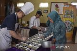 Koki melatih kader posyandu menyajikan menu makanan bergizi saat percepatan penurunan stunting dan pengendalian inflasi di Desa Gunungsari, Kabupaten Ciamis, Jawa Barat, Selasa (6/8/2024). Tim Percepatan Penurunan Stunting (TPPS) dan Tim Pengendalian Inflasi Daerah (TPID) Ciamis memberikan pelatihan mengolah pangan lokal bergizi seimbang dalam memenuhi gizi anak untuk mencegah stunting pada pertumbuhan anak. ANTARA FOTO/Adeng Bustomi/agr