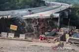 Pekerja menyelesaikan perbaikan ruas jalan tol Bocimi KM 64 yang amblas di Kabupaten Sukabumi, Jawa Barat, Selasa (6/8/2024). Kementerian PUPR menyatakan penanganan permanen pada ruas tol yang terdampak longsor telah mencapai 50 persen dan ditargetkan rampung pada akhir 2024. ANTARA FOTO/Henry Purba/agr