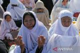 Sejumlah pelajar bersama guru dan perangkat desa melaksanakan Shalat minta hujan (Istisqa) di lapangan sepakbola desa Mon Ikeun, kecamatan Lhoknga,kabupaten Aceh Besar, Aceh, Selasa (6/8/2024).  Sekitar 2.000 pelajar bersama guru dan tokoh masyarakat yang daerahnya terdampak kekeringan akibat kemarau panjang  menggelar Shalat Istisqa memohon kepada Allah SWT diturunkan hujan. ANTARA FOTO/Ampelsa.