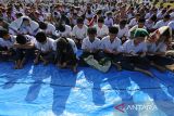 Sejumlah pelajar bersama guru dan perangkat desa berdoa seusai melaksanakan Shalat minta hujan (Istisqa) di lapangan sepakbola desa Mon Ikeun, kecamatan Lhoknga,kabupaten Aceh Besar, Aceh, Selasa (6/8/2024).  Sekitar 2.000 pelajar bersama guru dan tokoh masyarakat yang daerahnya terdampak kekeringan akibat kemarau panjang  menggelar Shalat Istisqa memohon kepada Allah SWT diturunkan hujan. ANTARA FOTO/Ampelsa.