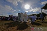 Sejumlah pelajar bersama guru dan perangkat desa melaksanakan Shalat minta hujan (Istisqa) di lapangan sepakbola desa Mon Ikeun, kecamatan Lhoknga,kabupaten Aceh Besar, Aceh, Selasa (6/8/2024).  Sekitar 2.000 pelajar bersama guru dan tokoh masyarakat yang daerahnya terdampak kekeringan akibat kemarau panjang  menggelar Shalat Istisqa memohon kepada Allah SWT diturunkan hujan. ANTARA FOTO/Ampelsa.