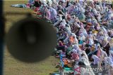 Sejumlah pelajar bersama guru dan perangkat desa berdoa seusai melaksanakan Shalat minta hujan (Istisqa) di lapangan sepakbola desa Mon Ikeun, kecamatan Lhoknga,kabupaten Aceh Besar, Aceh, Selasa (6/8/2024).  Sekitar 2.000 pelajar bersama guru dan tokoh masyarakat yang daerahnya terdampak kekeringan akibat kemarau panjang  menggelar Shalat Istisqa memohon kepada Allah SWT diturunkan hujan. ANTARA FOTO/Ampelsa.