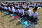 Sejumlah pelajar bersama guru dan perangkat desa berdoa seusai melaksanakan Shalat minta hujan (Istisqa) di lapangan sepakbola desa Mon Ikeun, kecamatan Lhoknga,kabupaten Aceh Besar, Aceh, Selasa (6/8/2024).  Sekitar 2.000 pelajar bersama guru dan tokoh masyarakat yang daerahnya terdampak kekeringan akibat kemarau panjang  menggelar Shalat Istisqa memohon kepada Allah SWT diturunkan hujan. ANTARA FOTO/Ampelsa.