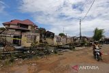 Seorang warga melintas di depan puing bangunan asrama Polisi (Aspol) pascakebakaran di desa Lamteumen Barat, Banda Aceh, Aceh, Selasa (6/8/2024). Menurut Dinas Pemadam Kebakaran dan Penyelamatan Kota Banda Aceh, kebakaran yang menghangus sebanyak 10 unit asrama Polisi dan terjadi pada Selasa (6/8/2024) sekitar pukul 03.20 WIB  itutidak ada korban jiwa dan  didiuga penyebabnya kebakaran akibat korsleting listrik. ANTARA FOTO/Ampelsa.