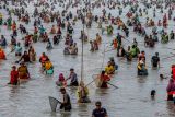 Sejumlah warga menangkap ikan saat tradisi Pemetan Ikan di Waduk Prangi, Bojonegoro, Jawa Timur, Rabu (7/8/2024). Tradisi menangkap ikan yang dilakukan setahun sekali saat air waduk mulai mengering itu sebagai pertanda memasuki musim kemarau dan sarana warga untuk saling bersilaturahmi. Antara Jatim/Muhammad Mada/um