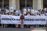 Sejumlah mahasiswa melakukan aksi simpatik krisis iklim dan percepatan transisi energi di Gedung Merdeka, Bandung, Jawa Barat, Rabu (7/8/2024). Aksi yang melibatkan mahasiswa dari berbagai daerah tersebut meminta kepada Pemerintah untuk meningkatkan penggunaan energi bersih, mendorong energi terbarukan di kalangan komunitas dan menghentikan ketergantungan terhadap energi kotor. ANTARA FOTO/M Agung Rajasa /agr
