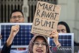 Sejumlah mahasiswa mengikuti aksi simpatik krisis iklim dan percepatan transisi energi di Gedung Merdeka, Bandung, Jawa Barat, Rabu (7/8/2024). Aksi yang melibatkan mahasiswa dari berbagai daerah tersebut meminta kepada Pemerintah untuk meningkatkan penggunaan energi bersih, mendorong energi terbarukan di kalangan komunitas dan menghentikan ketergantungan terhadap energi kotor. ANTARA FOTO/M Agung Rajasa /agr
