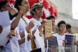 Sejumlah mahasiswa membaca deklarasi saat aksi simpatik krisis iklim dan percepatan transisi energi di Gedung Merdeka, Bandung, Jawa Barat, Rabu (7/8/2024). Aksi yang melibatkan mahasiswa dari berbagai daerah tersebut meminta kepada Pemerintah untuk meningkatkan penggunaan energi bersih, mendorong energi terbarukan di kalangan komunitas dan menghentikan ketergantungan terhadap energi kotor. ANTARA FOTO/M Agung Rajasa /agr
