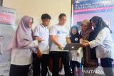 Corporate Community Engagement XL Axiata, Astri Mertiana (kiri) melihat peserta mengikuti pelatihan digital di Rumah Difabel Sharaswaty, Medan, Rabu (7/8/2024). XL Axiata melalui XL Axiata Peduli menggelar pelatihan digital untuk difabel di Medan bertujuan untuk peningkatan kompetensi para penyandang disabilitas dalam dunia kerja.ANTARA/Yudi Manar