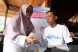 Corporate Community Engagement XL Axiata, Astri Mertiana (kiri) melihat peserta mengikuti pelatihan digital di Rumah Difabel Sharaswaty, Medan, Rabu (7/8/2024). XL Axiata melalui XL Axiata Peduli menggelar pelatihan digital untuk difabel di Medan bertujuan untuk peningkatan kompetensi para penyandang disabilitas dalam dunia kerja.ANTARA/Yudi Manar