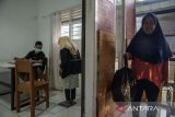 Warga mendapatkan pelayanan kesehatan di Klinik Sehat Mitra Enviro Bening Saguling Foundation di Cihampelas, Kabupaten Bandung Barat, Jawa Barat, Rabu (7/8/2024).  Yayasan Bening Saguling Foundation bersama PT Namasindo Plas memberikan pelayanan kesehatan dengan membayar menggunakan sampah minimal satu kilogram bagi warga sekitar yang kurang mampu pada tiap hari rabu dan jumat sebagai aksi nyata dalam menjaga lingkungan dan kesehatan. ANTARA FOTO/Novrian Arbi/agr