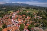 Foto udara pembentangan bendera merah putih di Kampung Panggilingan, Kecamatan Lemahsugih, Kabupaten Majalengka, Jawa Barat, Rabu (7/8/2024). Warga Kampung Penggilingan membentangkan bendera Merah Putih sepanjang satu kilometer di kawasan permukiman guna menyemarakkan HUT ke-79 RI. ANTARA FOTO/Raisan Al Farisi/agr