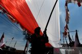 Warga menata bendera merah putih yang dibentangkan di Kampung Panggilingan, Kecamatan Lemahsugih, Kabupaten Majalengka, Jawa Barat, Rabu (7/8/2024). Warga Kampung Penggilingan membentangkan bendera Merah Putih sepanjang satu kilometer di kawasan permukiman guna menyemarakkan HUT ke-79 RI. ANTARA FOTO/Raisan Al Farisi/agr