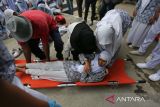 Petugas Unit Kesehatan Sekolah (UKS) menggunakan tandu membawa temannya yang mengalami cidera menjju lokasi evakuasi saat berlangsung tsunami drill di SMP 1 Banda Aceh, Aceh, Rabu (7/8/2024). Tsunami drill yang digelar secara mandiri melibatkan sebanyak 900 murid dan guru di sekolah tersebut bertujuan meningkatkan kesiapsiagaan sekolah, kewaspadaan dan pengurangan resiko bencana. ANTARA FOTO/Ampelsa.