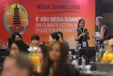 Delegasi berdiskusi saat mengikuti kegiatan Asia-Pacific Broadcasting Union (ABU) Media Summit ke-8 tentang Aksi Iklim dan Pencegahan Bencana 2024 di Tanjung Benoa, Badung, Bali, Rabu (7/8/2024). Pertemuan tersebut mengambil tema Media Saving Lives yang menekankan berbagai peran penting media dalam mengurangi dampak bencana terkait perubahan iklim. ANTARA FOTO/Fikri Yusuf/wsj.