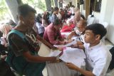 Warga antre mengumpulkan berkas saat pengambilan Bantuan Modal Usaha (Banmod) 2024 di Kota Kediri, Jawa Timur, Rabu (7/8/2024). Pemerintah daerah setempat menyerahkan Banmod 2024 dari Dana Bagi Hasil Cukai Hasil Tembakau (DBHCHT) kepada 5.617 penerima manfaat masing-masing sebesar Rp2,5 juta. Antara Jatim/Prasetia Fauzani/um