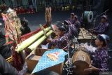 Sejumlah pelajar dari sanggar seni Kawindra mementaskan wayang jemblung dengan lakon Panji Mbeguru di Kota Kediri, Jawa Timur, Rabu (7/8/2024). Pertunjukan yang diselenggarakan oleh Dinas Pendidikan Kota Kediri tersebut sebagai upaya melestarikan wayang jemblung dan cerita rakyat Panji kepada masyarakat khususnya generasi muda. Antara Jatim/Prasetia Fauzani/um
