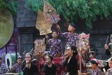 Sejumlah pelajar dari sanggar seni Kawindra mementaskan wayang jemblung dengan lakon Panji Mbeguru di Kota Kediri, Jawa Timur, Rabu (7/8/2024). Pertunjukan yang diselenggarakan oleh Dinas Pendidikan Kota Kediri tersebut sebagai upaya melestarikan wayang jemblung dan cerita rakyat Panji kepada masyarakat khususnya generasi muda. Antara Jatim/Prasetia Fauzani/um