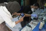 Pekerja merekam proses pembuatan suvenir resin epoxy hias untuk diunggah di media sosial di rumah produksi Catalis Decoration, Malang, Jawa Timur, Kamis (8/8/2024). Perajin menyebutkan dalam sebulan mampu menjual sedikitnya 300 buah suvenir resin epoxy hias berbagai jenis berupa botol, gelas serta liontin ke berbagai kota di Indonesia secara daring maupun luring dengan harga Rp25 ribu hingga Rp4 juta rupiah per buah tergantung kesulitan pembuatannya. Antara Jatim/Ari Bowo Sucipto/um 