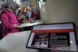 Pelajar mendapatkan informasi dan penyuluhan antikorupsi saat kegiatan Roadshow Bus KPK di Gedung Sate, Bandung, Jawa Barat, Kamis (8/8/2024). Kegiatan tersebut sebagai kampanye dan edukasi dalam meningkatkan kesadaran tentang budaya antikorupsi serta aksi menolak politik uang jelang pilkada pada November 2024 mendatang. ANTARA FOTO/Novrian Arbi/agr