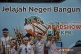Pelajar berfoto di depan slogan antikorupsi saat kegiatan Roadshow Bus KPK di Gedung Sate, Bandung, Jawa Barat, Kamis (8/8/2024). Kegiatan tersebut sebagai kampanye dan edukasi dalam meningkatkan kesadaran tentang budaya antikorupsi serta aksi menolak politik uang jelang pilkada pada November 2024 mendatang. ANTARA FOTO/Novrian Arbi/agr