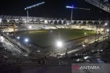 Pekerja menyelesaikan proyek pembangunan Stadion Utama Sumatera Utara yang akan digunakan untuk Pekan Olahraga Nasional (PON) XXI Aceh-Sumut di Batang Kuis, Deli Serdang, Sumatera Utara, Rabu (7/8/2024). Progres pembangunan Stadion Utama Sumut yang akan digunakan untuk penutupan PON XXI Aceh-Sumut 2024 tersebut telah mencapaia  81 persen dan ditargetkan rampung pada akhir Agustus 2024 mendatang. ANTARA FOTO/Fransisco Carolio
