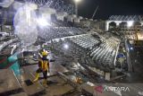 Pekerja menyelesaikan proyek pembangunan Stadion Utama Sumatera Utara yang akan digunakan untuk Pekan Olahraga Nasional (PON) XXI Aceh-Sumut di Batang Kuis, Deli Serdang, Sumatera Utara, Rabu (7/8/2024). Progres pembangunan Stadion Utama Sumut yang akan digunakan untuk penutupan PON XXI Aceh-Sumut 2024 tersebut telah mencapaia 81 persen dan ditargetkan rampung pada akhir Agustus 2024 mendatang. ANTARA FOTO/Fransisco Carolio