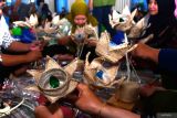 Peserta mengikuti pelatihan kerajinan tangan berbahan limbah di Kota Madiun, Jawa Timur, Kamis (8/8/2024). Pelatihan yang diikuti 40 orang peserta tersebut dimaksudkan untuk edukasi pemanfaatan limbah karung goni dan botol plastik yang masih bisa digunakan untuk bahan kerajinan guna mengurangi volume sampah sekaligus meningkatkan perekonomian warga. Antara Jatim/Siswowidodo/mas.