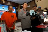 Wakapolres Blitar Kota Kompol I Gede Suartika (kedua kiri) menunjukkan barang bukti uang palsu saat rilis kasus sindikat peredaran uang palsu di Gedung Patriatama Polres Blitar Kota, Jawa Timur, Kamis (8/8/2024). Selain mengamankan tersangka berinisla IP yang diduga merupakan jaringan pengedar uang palsu lintas kota, Satreskrim Polres Blitar Kota juga berhasil mengamankan 130 lembar uang palsu pecahan 50ribu dan jutaan uang asli yang diduga hasil kejahatan pelaku yang kini jaringannya tengah diburu polisi. ANTARA Jatim/Irfan Anshori/mas.