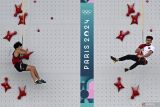 Atlet panjat tebing putra Indonesia Veddriq Leonardo (kanan) melakukan selebrasi usai mengalahkan atlet China Wu Peng pada final nomor speed putra Olimpiade Paris 2024 di Le Bourget Climbing Venue, Paris, Prancis, Kamis (8/8/2024). Veddriq Leonardo berhasil meraih medali emas dengan catatan waktu 4,75 detik. ANTARA FOTO/Wahyu Putro A/wsj.