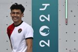Atlet panjat tebing putra Indonesia Veddriq Leonardo tersenyum usai mengalahkan atlet China Wu Peng pada final nomor speed putra Olimpiade Paris 2024 di Le Bourget Climbing Venue, Paris, Prancis, Kamis (8/8/2024). Veddriq Leonardo berhasil meraih medali emas dengan catatan waktu 4,75 detik. ANTARA FOTO/Wahyu Putro A/wsj.