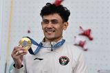 Atlet panjat tebing putra Indonesia Veddriq Leonardo berpose dengan medali emasnya usai menjuarai nomor speed putra Olimpiade Paris 2024 di Le Bourget Climbing Venue, Paris, Prancis, Kamis (8/8/2024). Veddriq Leonardo berhasil meraih medali emas dengan catatan waktu 4,75 detik mengalahkan atlet China Wu Peng yang mencatatkan waktu 4,77 detik. ANTARA FOTO/Wahyu Putro A/wsj.