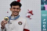 Atlet panjat tebing putra Indonesia Veddriq Leonardo menunjukkan medali emas usai menjuarai nomor speed putra Olimpiade Paris 2024 di Le Bourget Climbing Venue, Paris, Prancis, Kamis (8/8/2024). Veddriq Leonardo berhasil meraih medali emas dengan catatan waktu 4,75 detik mengalahkan atlet China Wu Peng yang mencatatkan waktu 4,77 detik. ANTARA FOTO/Wahyu Putro A/wsj.