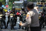Tim Pengurai Massa (Raimas) Polrestabes Surabaya bersiap membubarkan pengunjuk rasa yang anarkis saat latihan sistem pengamanan kota (Sispamkota) di depan Kantor Komisi Pemilihan Umum (KPU) Kota Surabaya, Surabaya, Jawa Timur, Kamis (8/8/2024). LatihanÂ  itu melibatkan 420 anggota Polri bertujuan untuk memantapkan kesiapan personel Polri dalam mengamankan proses Pemilihan Kepala Daerah (Pilkada) 2024. ANTARA Jatim/Didik Suhartono/mas.