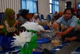 Peserta mengikuti pelatihan kerajinan tangan berbahan limbah di Kota Madiun, Jawa Timur, Kamis (8/8/2024). Pelatihan yang diikuti 40 orang peserta tersebut dimaksudkan untuk edukasi pemanfaatan limbah karung goni dan botol plastik yang masih bisa digunakan untuk bahan kerajinan guna mengurangi volume sampah sekaligus meningkatkan perekonomian warga. Antara Jatim/Siswowidodo/mas.