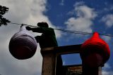 Petugas Dinas Perumahan Rakyat dan Kawasan Permukiman (Perkim) memasang lampion berwarna merah putih di Kota Madiun, Jawa Timur, Kamis (8/8/2024). Pemasangan lampion tersebut untuk menyemarakkan peringatan HUT ke-79 Proklamasi Kemerdekaan RI. Antara Jatim/Siswowidodo/mas.