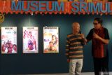 Komedian Toto Muryadi atau Tarzan Srimulat (kanan) tampil bersama Kris Tatang Mareta Aji atau Tatang Gepeng (kiri) saat Pembukaan Museum Srimulat di Batu, Jawa Timur, Kamis (8/8/2024). Museum tersebut memajang beragam koleksi seperti poster, benda peninggalan, jejak sejarah serta rekaman suara penampilan grup lawak Srimulat sebagai sarana edukasi tentang seni pertunjukan. Antara Jatim/Ari Bowo Sucipto/um 