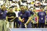 Wakil Komandan (Wadan) Kodiklatal Laksda TNI Eko Wahjono melakukan servis saat membuka Kejuaraan Tenis Meja Pelajar Nasional Piala Dankodiklatal Tahun 2024 di Gelanggang Olah Raga (GOR) Jala Krida Wacana Akademi Angkatan Laut (AAL), Bumimoro, Surabaya, Jawa Timur, Jum'at (9/7/2024). Kejuaraan itu diikuti 439 orang yang terdiri dari SD Putra/Putri 95 Orang, SMP Putra/Putri 126 Orang, SMA Putra/Putri 70 Orang, Beregu Campuran 27 Orang dan Divisi V Jawa Timur 121 Orang. Antara Jatim/Didik Suhartono/um 